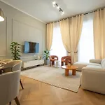 Chic & Cozy 104M2 Flat, Walk To Top Attractions