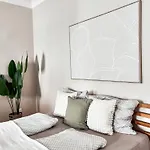 Chic 1-Br Apartment - Perfect Location
