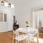 Comfortable 2Br Apt Central And Well Connected