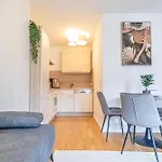 Nice 1Br & 1Lr Apt With Balcony, 9Min To City Center