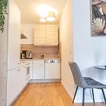 Nice 1Br & 1Lr Apt With Balcony, 9Min To City Center