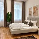 Close To Schoenbrunn I Bright Flat, Fast Wifi