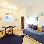 House With Courtyard & Parking Close To Stadtpark