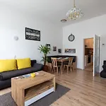 Sunny Renovated Apartment Close To Downtown
