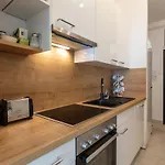 Sunny Renovated Apartment Close To Downtown