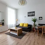 Sunny Renovated Apartment Close To Downtown
