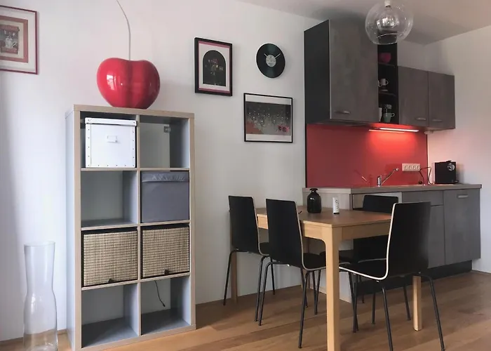 Red Flower Apartment With Pool - 5 Min To Lake