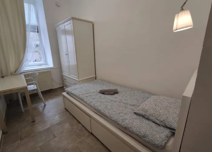 Room With Privat Shower In 3 Rooms Apartment