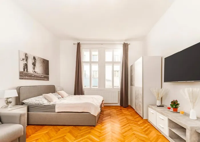 City Apartment With Netflix, Central And Near Metro, 12