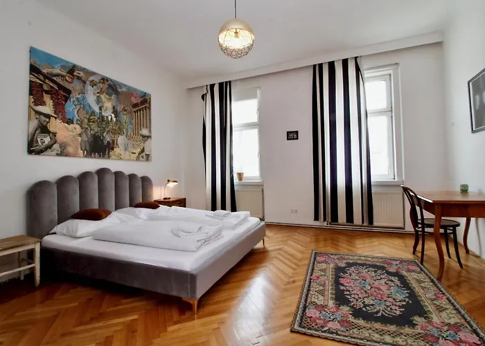 Bright Elegant Flat In Center