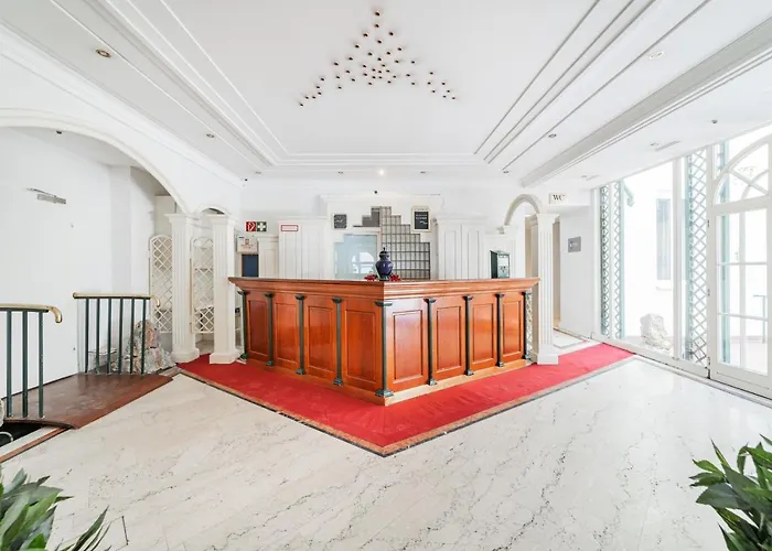 Self-Check-In Hotel Adlon