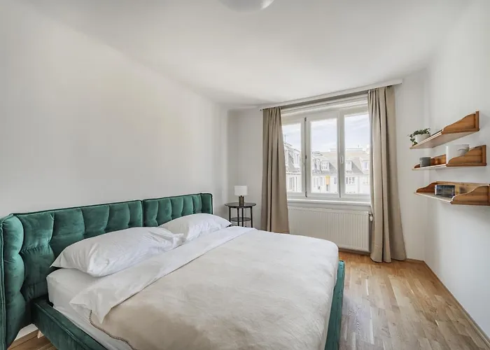 Central 70M Flat Close To Subway