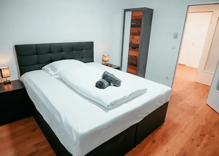 Vienna Shopping Center 6A Apartment