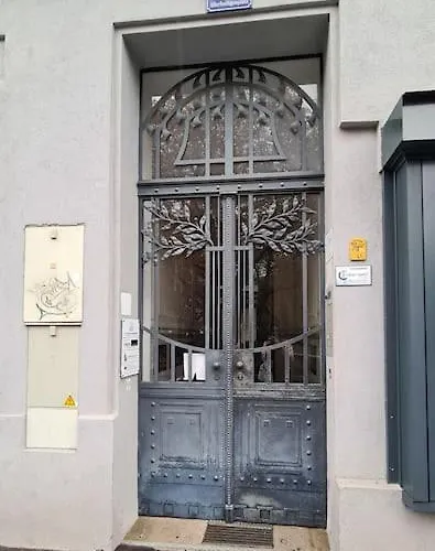 Yolo Handelskai Studio