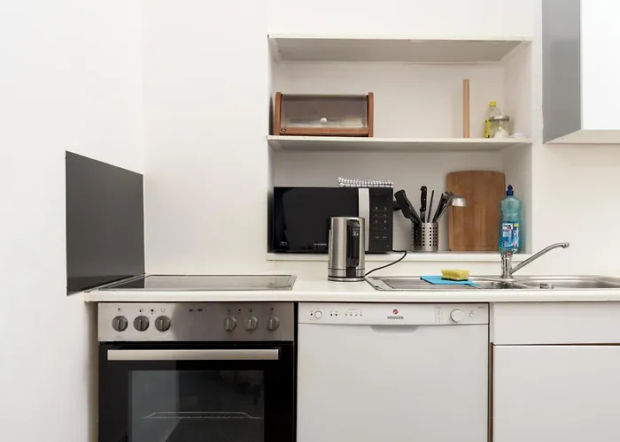 Spacious Austrian Style Apartment Close To City Center Landstrasse