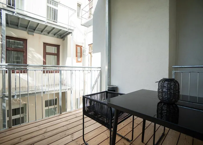 Modern Apartment With A Balcony Near Belvedere