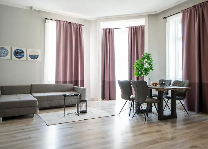 Beautiful New Apartment Near City Center