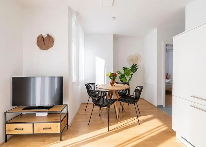 Hm • Modern 1Br Apt With Balcony