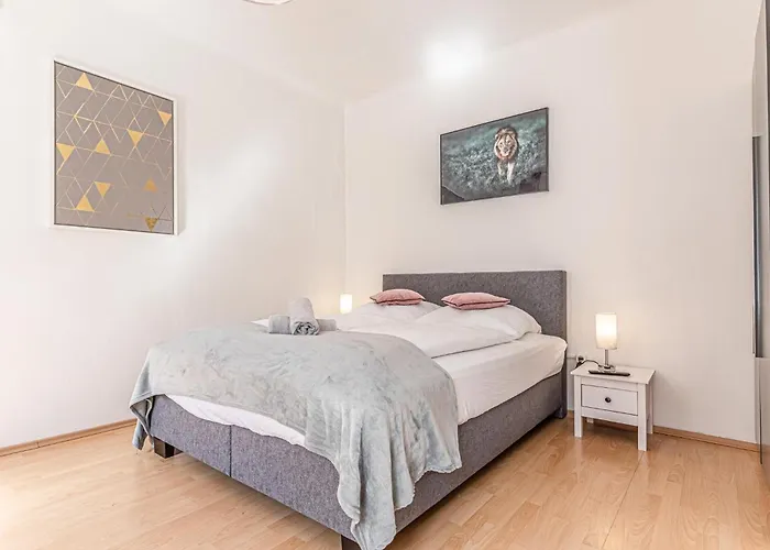 Double Delight - Central Studio Apt. For Two