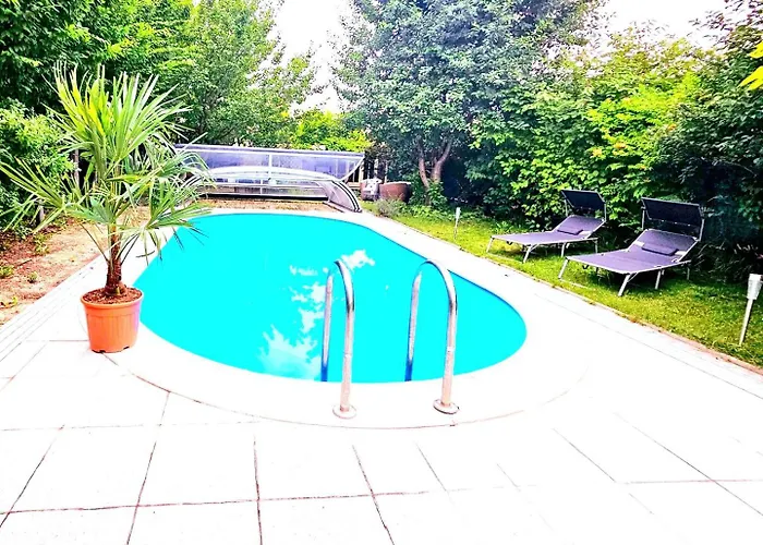 Villa With Pool - Big Garden - Barbecue - Free Parking