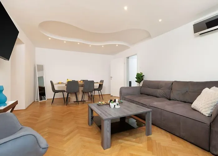 Exclusive 2-Bedroom Loft With Scenic Rooftop Views