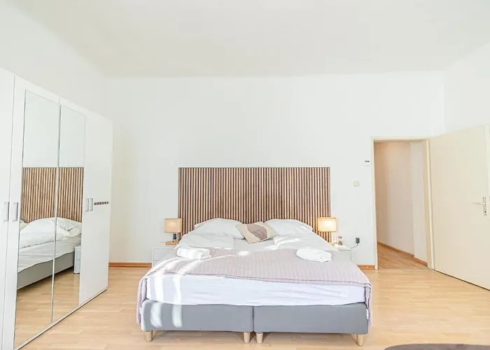 Modern 2-Bedroom Apartment For 5 In Prime Location