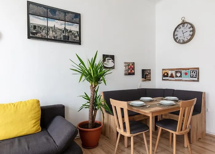 Sunny Renovated Apartment Close To Downtown