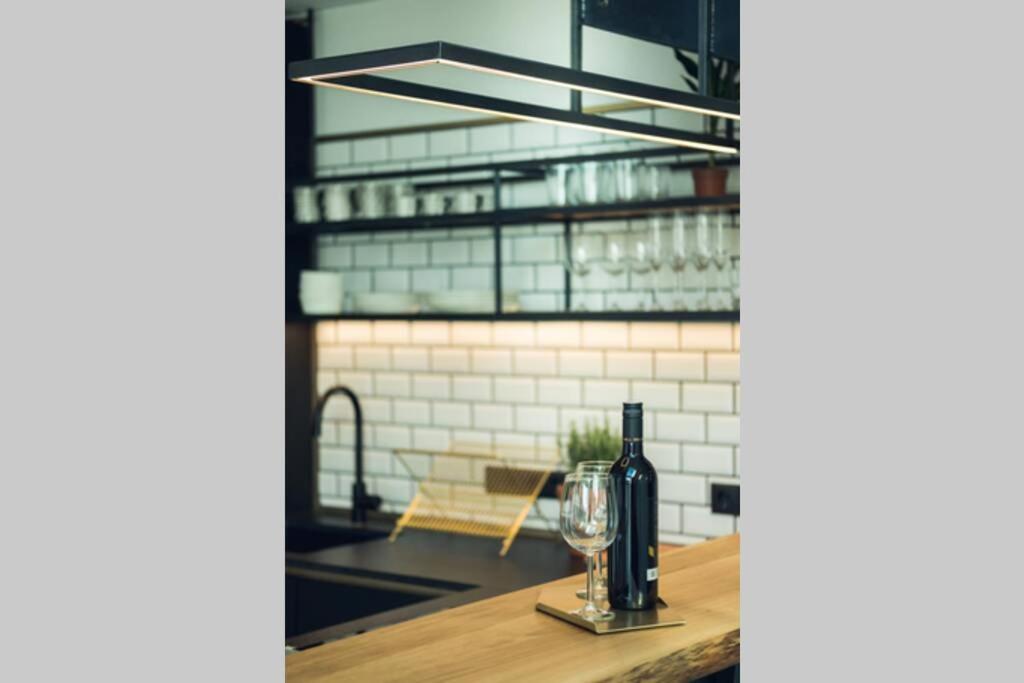 Blackriver Loft Mit Gratis Parkplatz Nahe Schoenbrunn Und U6 Appartamento *