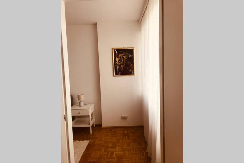 Mitten Im Achten. Zentrale In Apartment *