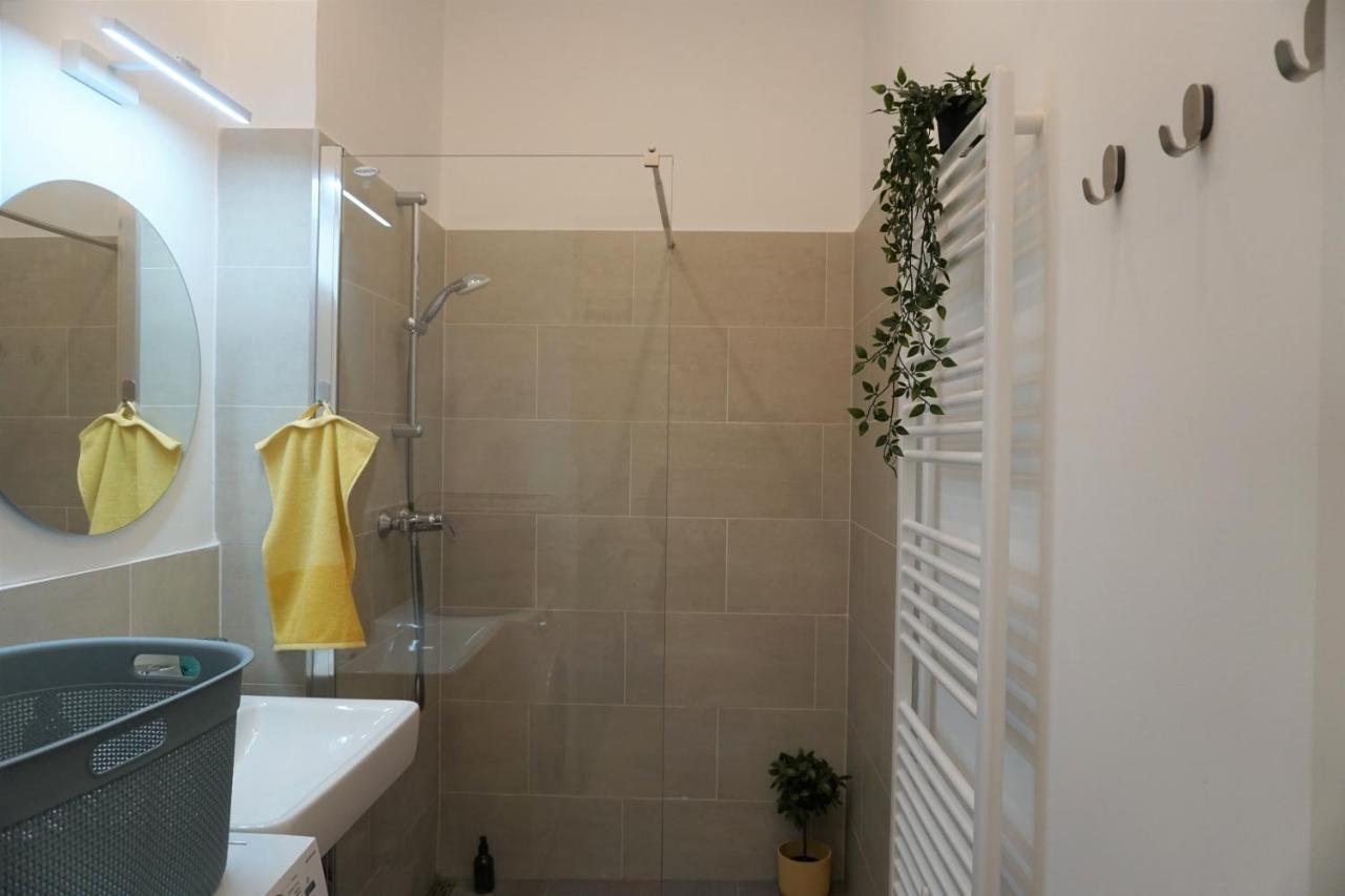 Modern 2br - Full Kitchen - Schoenbrunn Area - 15 Mins To Center * Viena