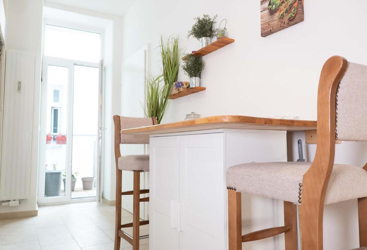 Apartment 2 & Balcony - Top Location! Vienna