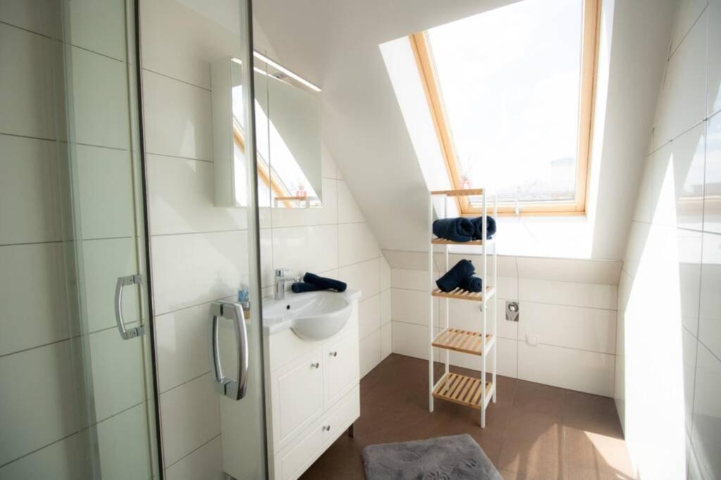 Sunny & Cozy Penthouse With Balcony L Dg4'14 * Vienna