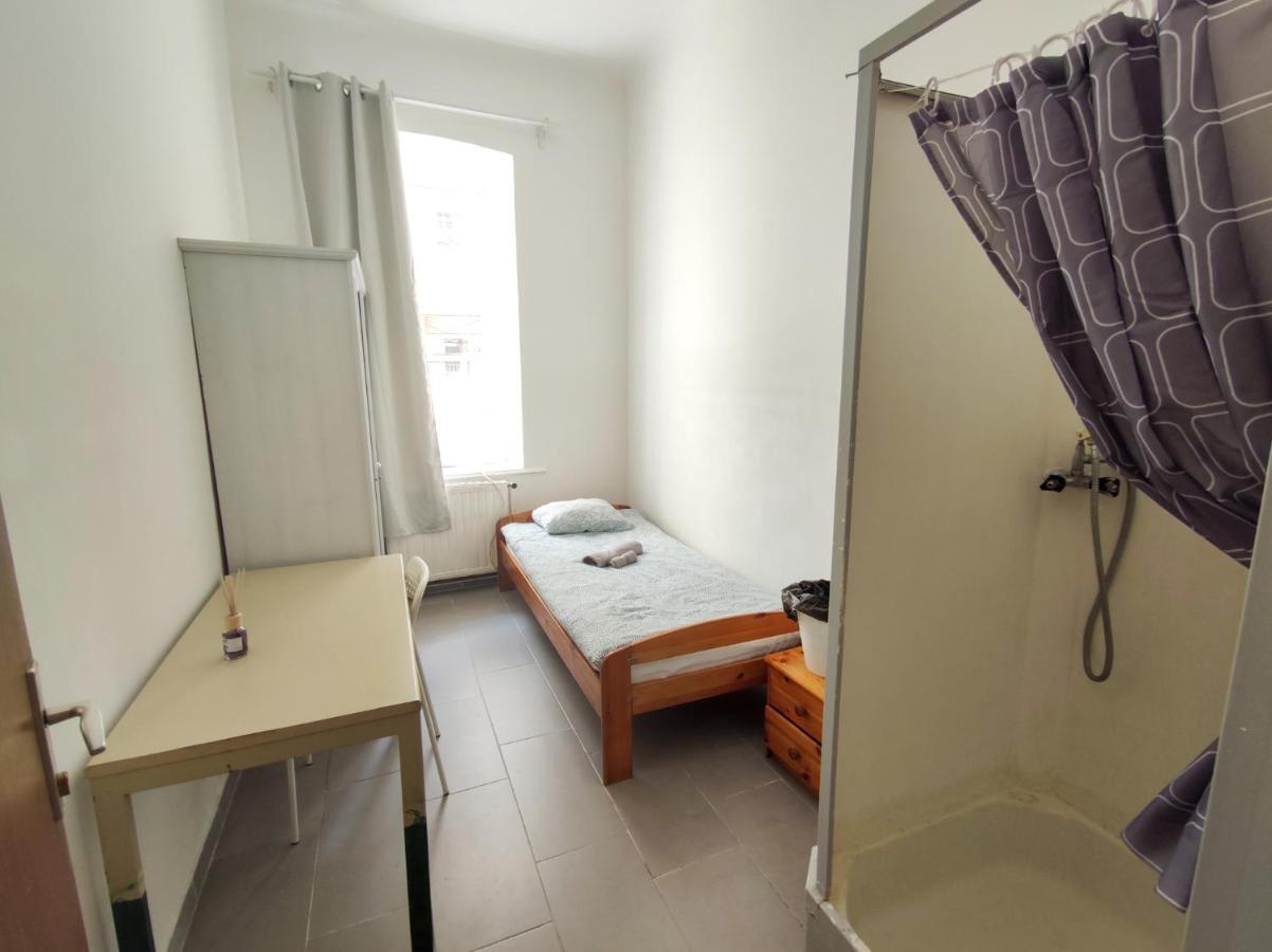 With Privat Shower In 3