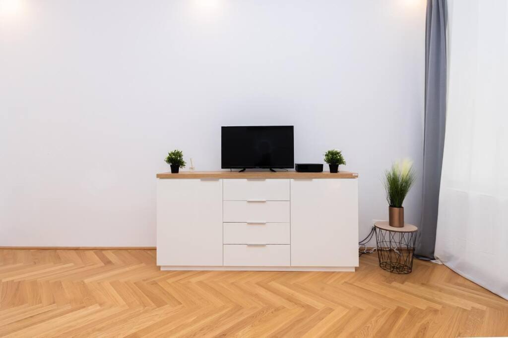 New, Central, In The Heart Of The 7th Heaven Apartment Wien