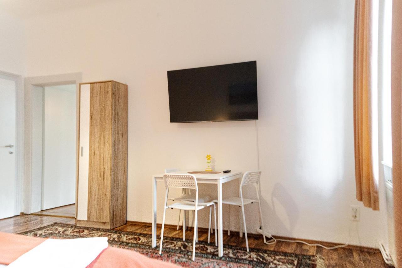 Apartment Comfy 2br- Near Wiener Stadthalle Vienna