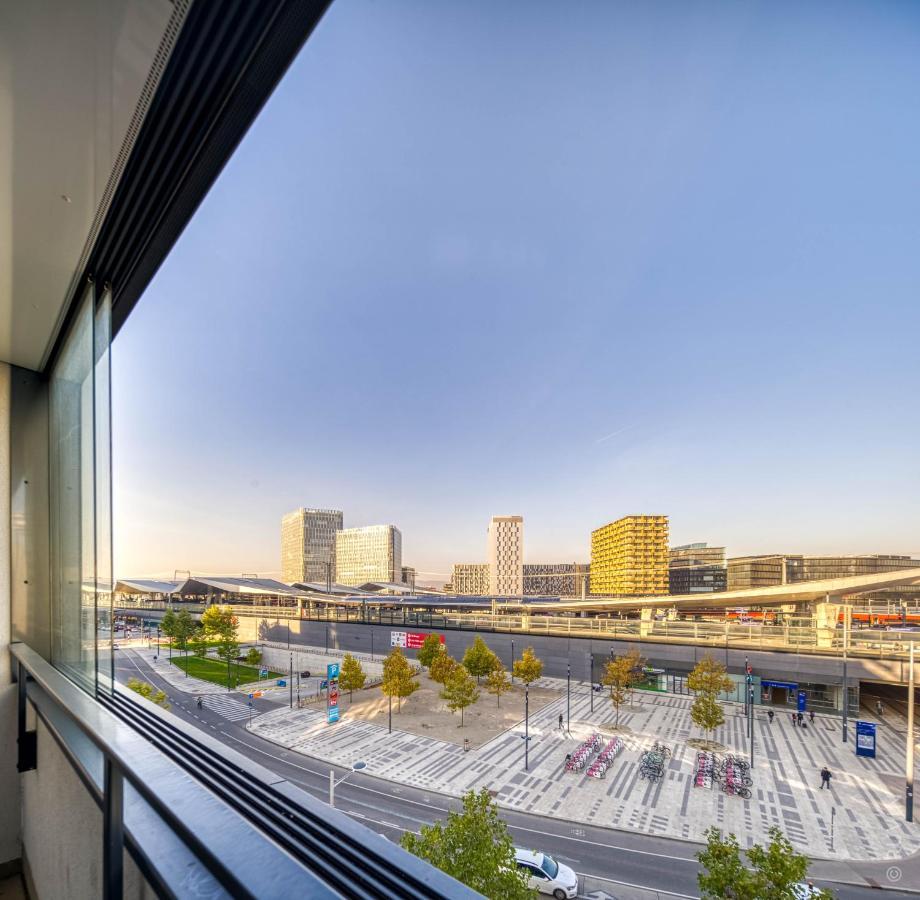 High Rise, Netflix, 2 Min To Main Station