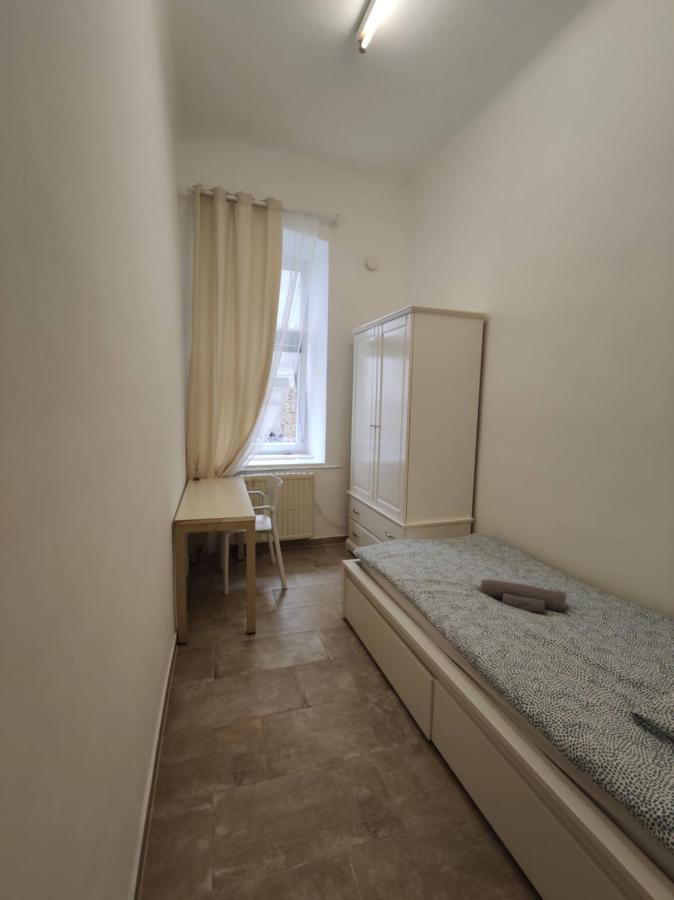 With Privat Shower In 3 Bed & Breakfast *