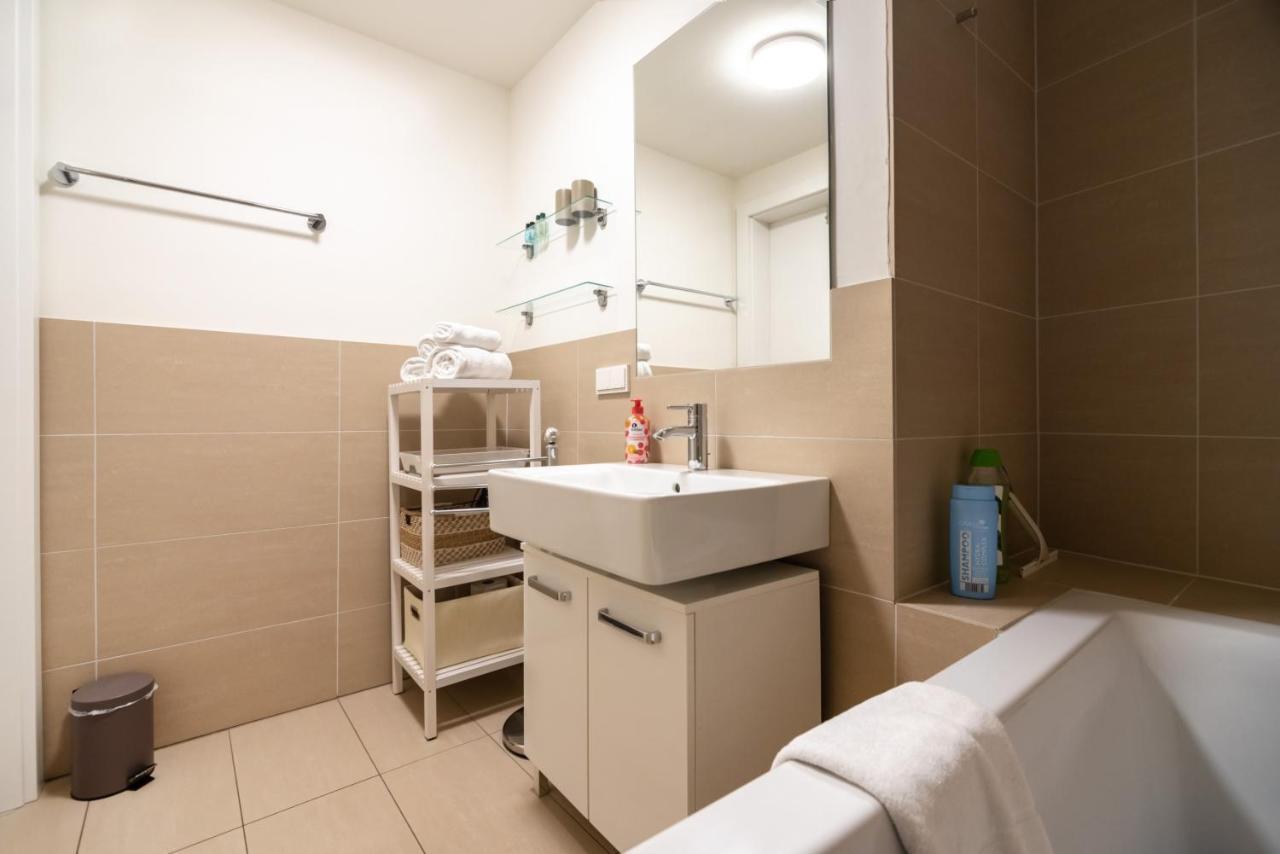 Quiet And Cozy Next To Mariahilfer Strasse And Naschmarkt With Ac, Minimum 30 Nights Apartment *