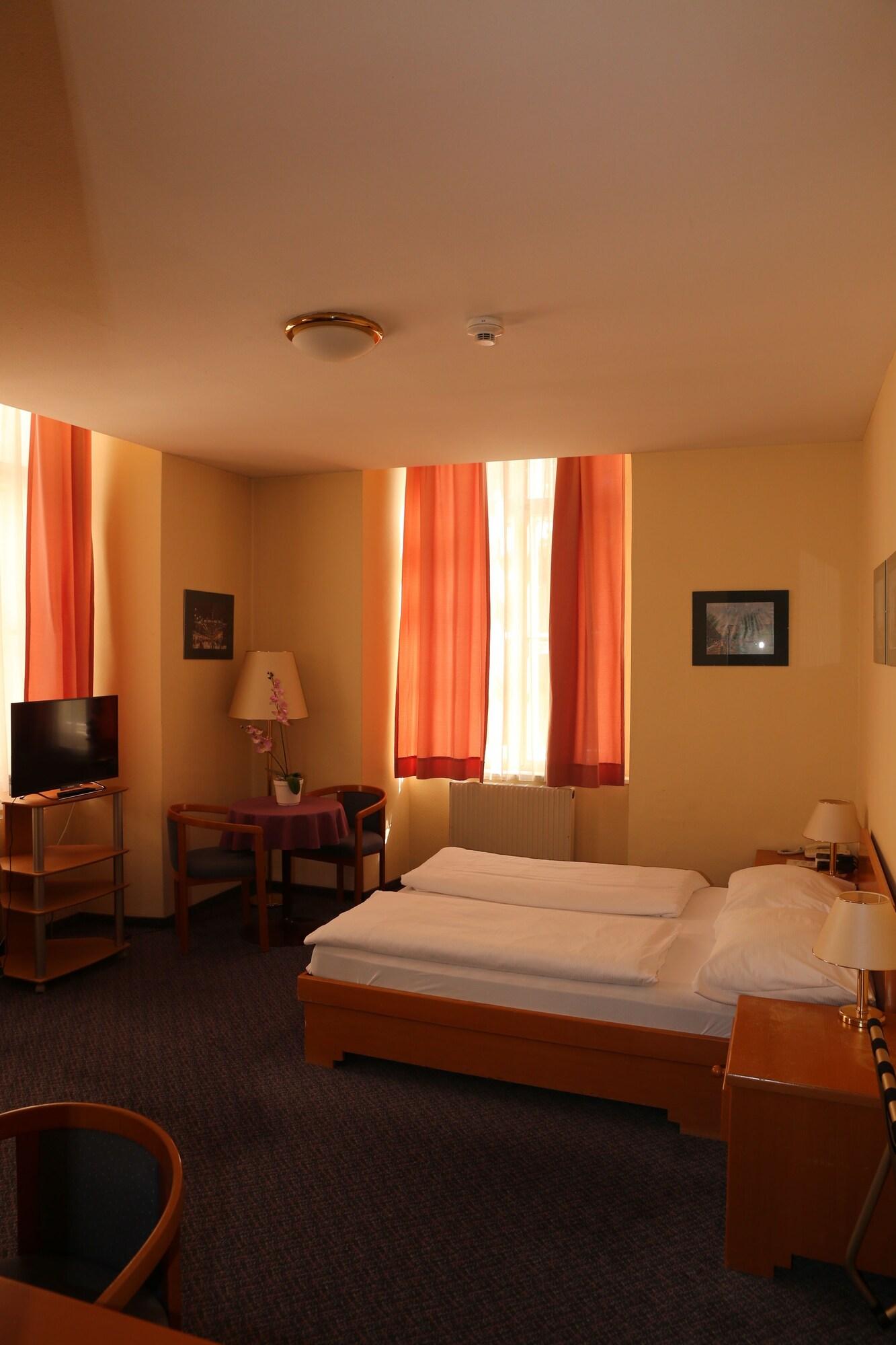 Very Apartments, 5 Min To Center, No Reception