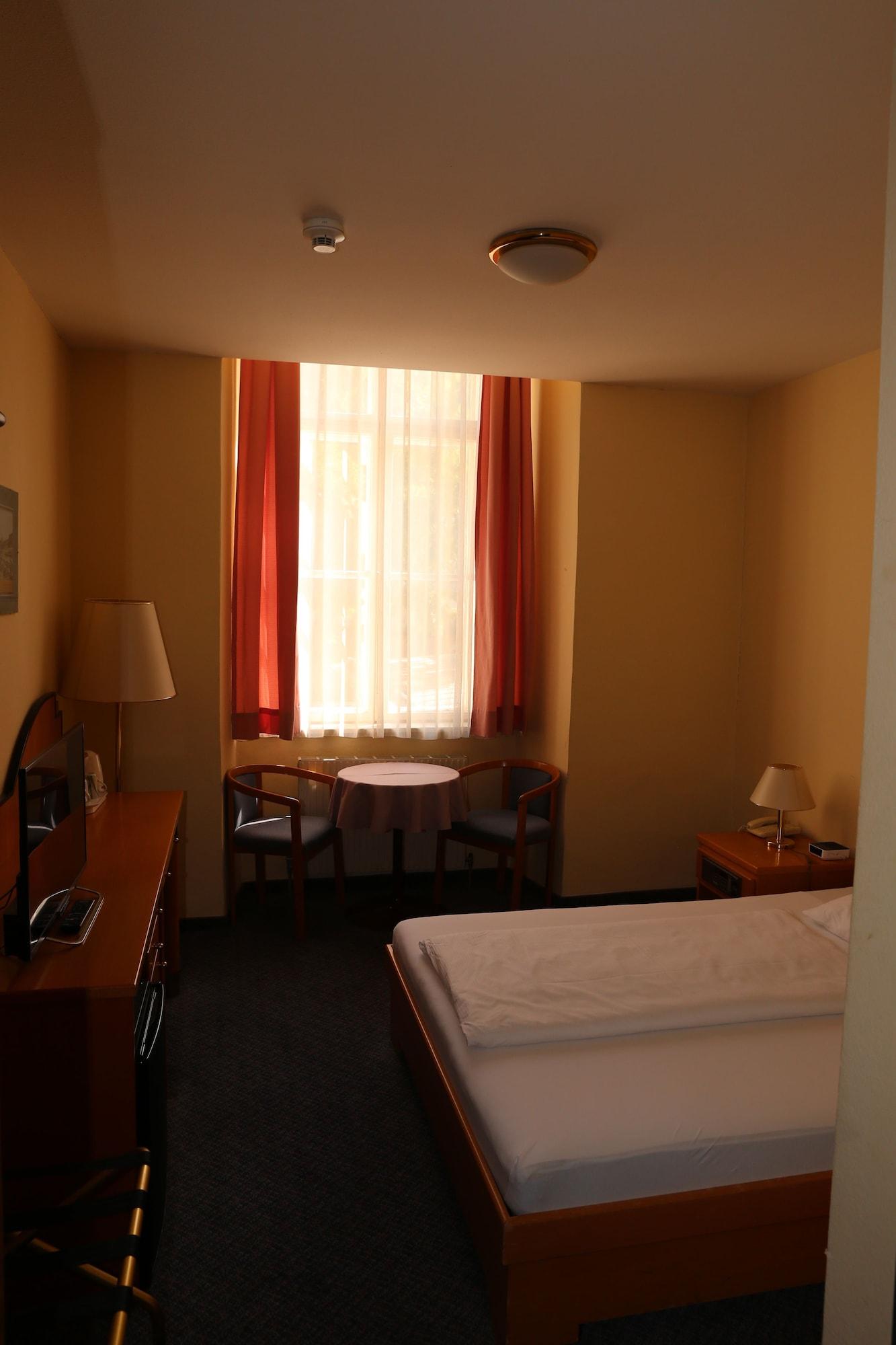 Hotel Very Apartments, 5 Min To Center, No Reception 3*