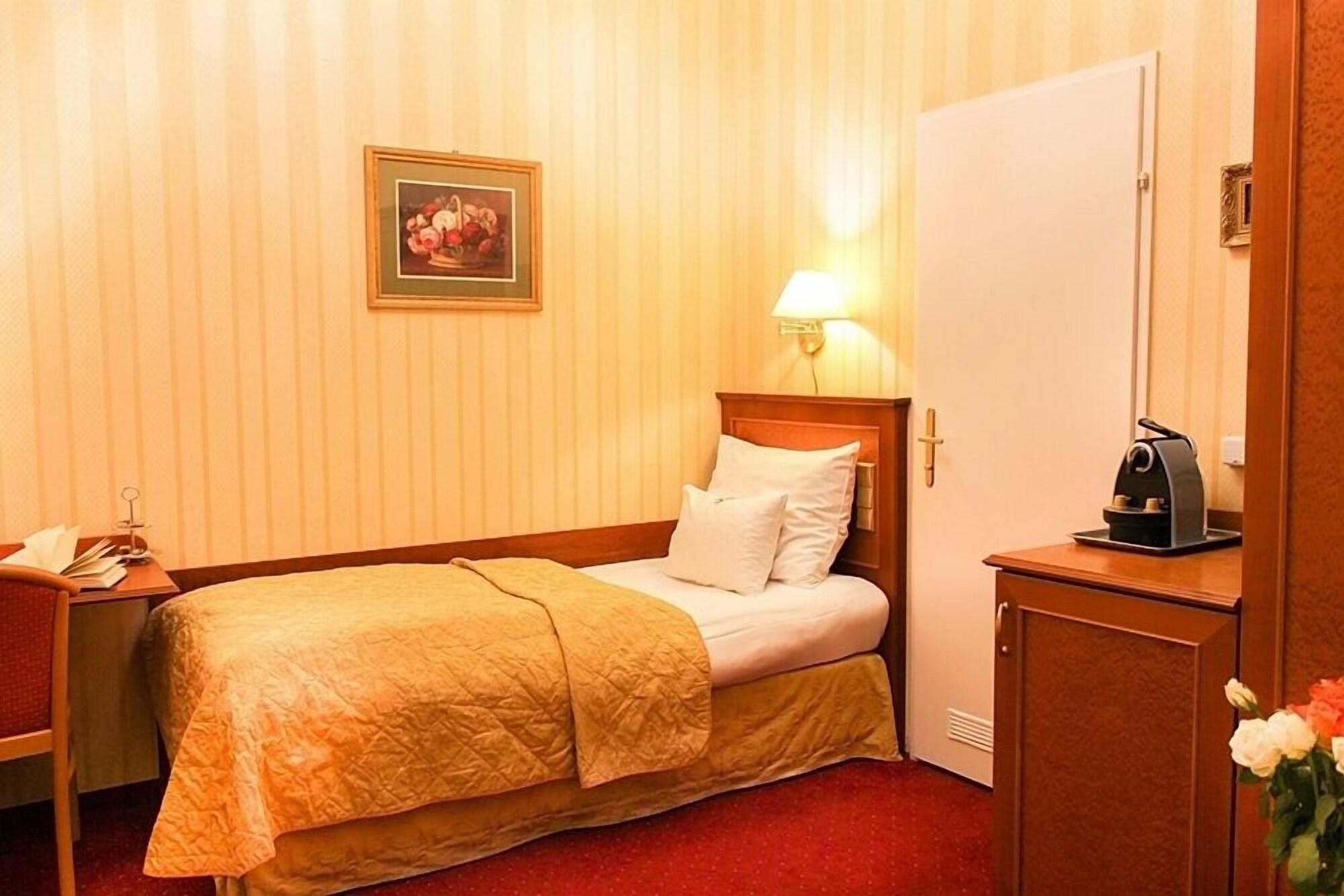 Opera I Self Check In Hotel 4*