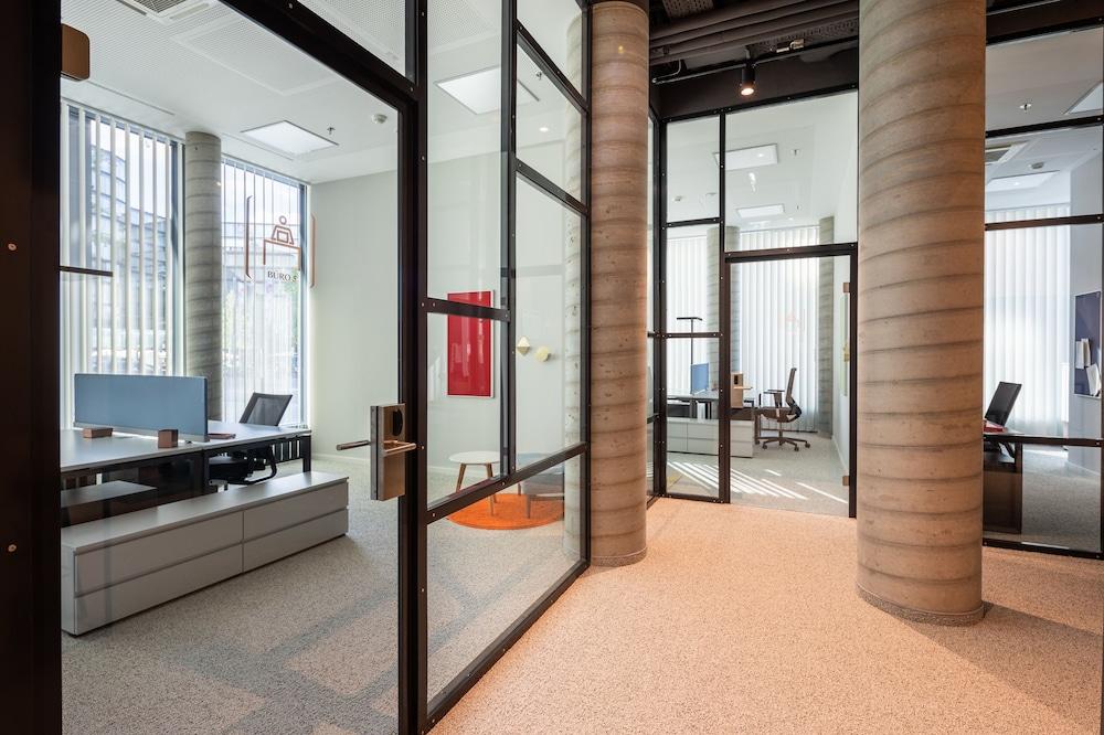 Aparthotel Adina Serviced 4*