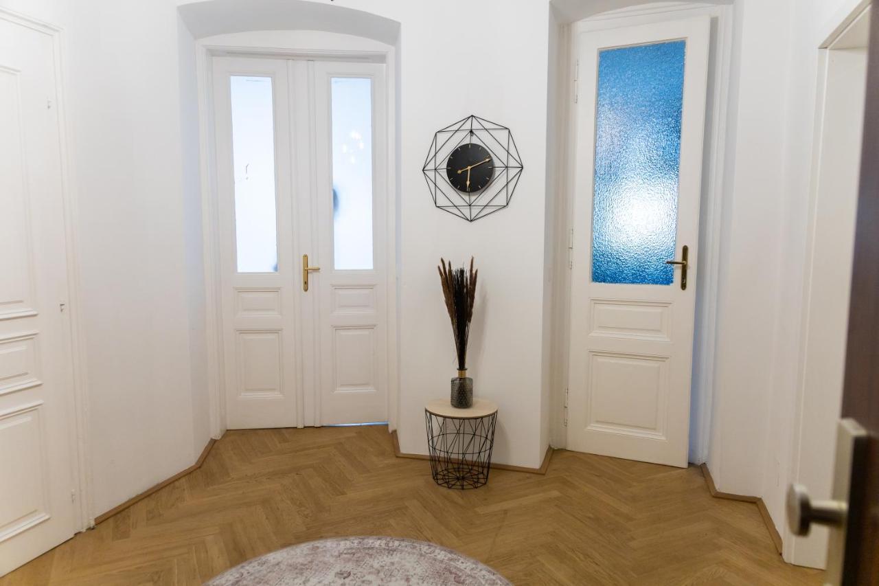 Apartment Schoenbrunn Palace Family