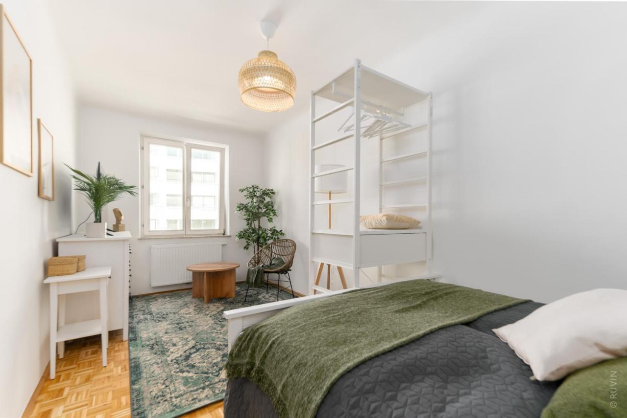 King Bed Home, 3 Bed Rooms, Perfect For Long Term Apartment
