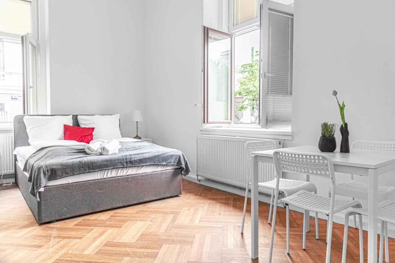 Classy 2br Apt. W/ Exclusive Location Near Akh Apartment