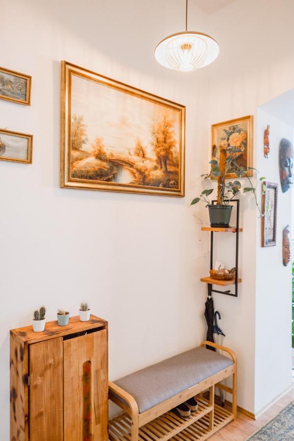 The Gallery No.4 *