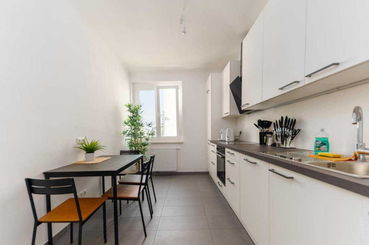 King Bed Home, 3 Bed Rooms, Perfect For Long Term *