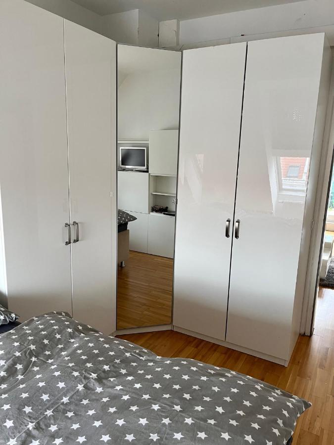 Dachgeschosswohnung Mit Kostenlosem Parkplatz Und Internet! Apartment