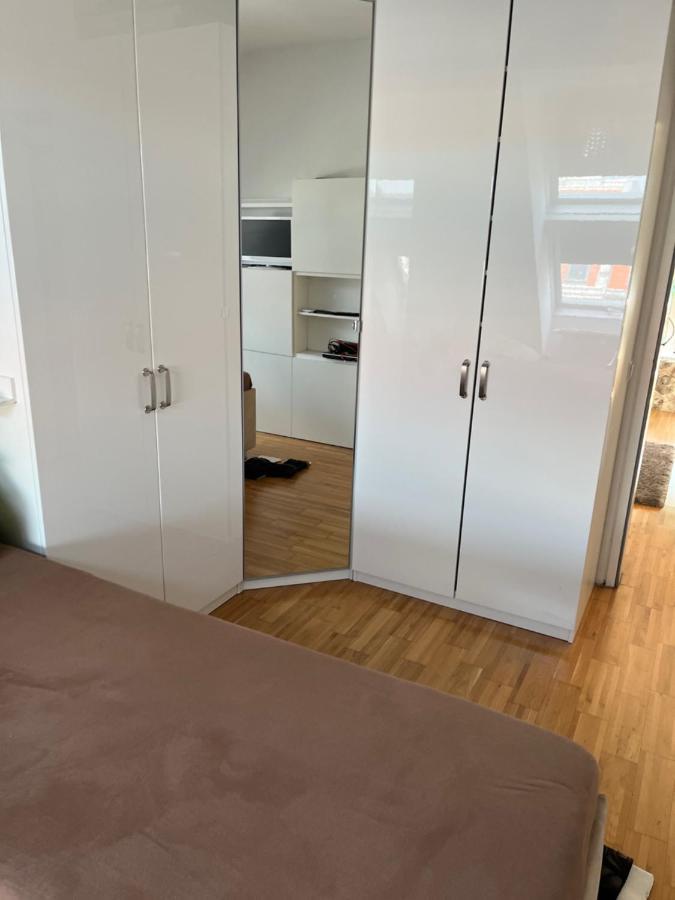 Dachgeschosswohnung Mit Kostenlosem Parkplatz Und Internet! * Vienna
