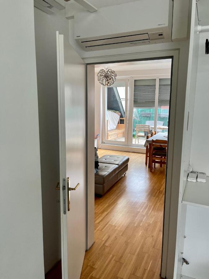 Dachgeschosswohnung Mit Kostenlosem Parkplatz Und Internet! Apartment